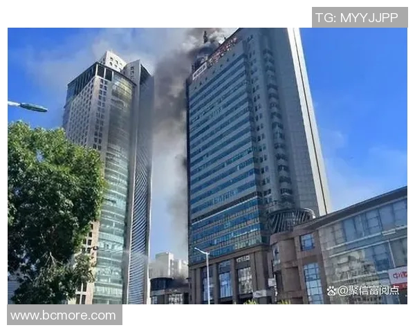 佛罗伦萨市中心一座历史建筑发生火灾，消防人员紧急扑救