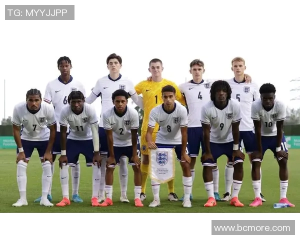 荷兰队与英格兰队热身赛大比分战平,球迷尖叫欢呼,激动人心的对决!